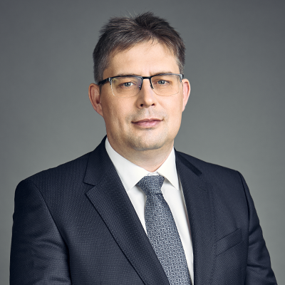 Muž z predstavenstva v obleku