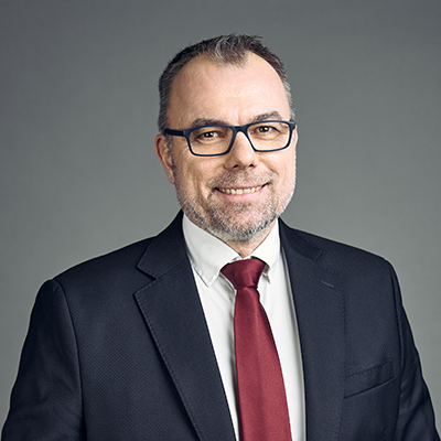 Muž z predstavenstva v obleku