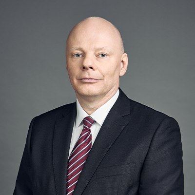 Muž z predstavenstva v obleku
